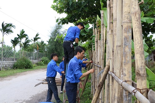 Thành viên CLB tham gia sửa chữa hàng rào tại Trung tâm Thiện Giao